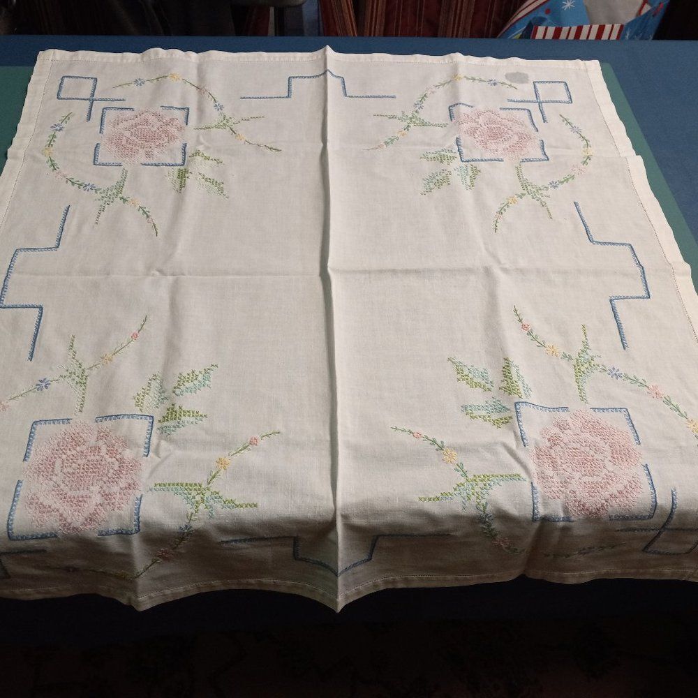 Vintage Embroidered Floral Tablecloth Cottagecore Kitch Countrycore Grandmacore